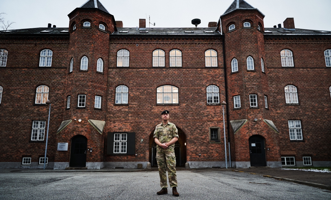 Søren Sjøgren foran bygning 1 på Svanemøllens Kaserne